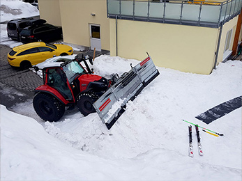 Einkaufsmärkte, Industrieflächen, Tankstellen, Parkplätze effizient von Schnee befreien