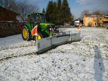 Flächenräumung mit Flächenschneeschieber