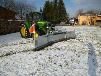 Flächenräumung mit Flächenschneeschieber