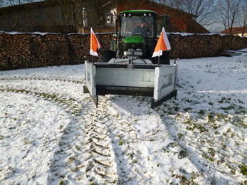 Flächenschneeschieber im Winterdiensteinsatz