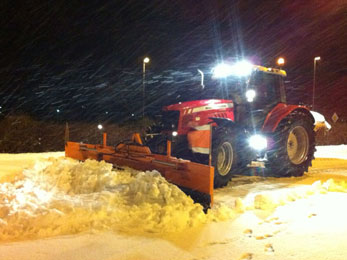 Einkaufsmärkte, Industrieflächen, Tankstellen, Parkplätze effizient von Schnee befreien