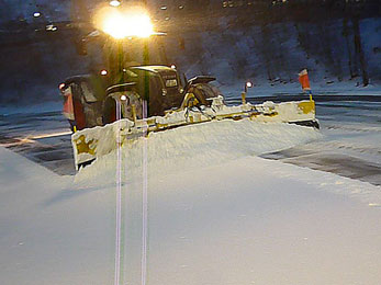 Flächenräumung mit Flächenschneeschieber