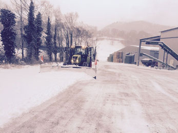 Flächenschneeschieber im Winterdiensteinsatz