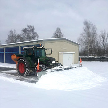 Flächenschneeschieber im Winterdiensteinsatz