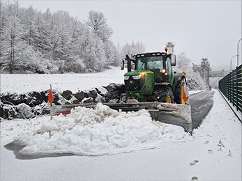 Flächenräumung mit Flächenschneeschieber